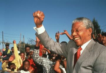 Rinden tributo a Nelson Mandela en su 104 aniversario