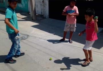 Niños jonutecos aún conservan juego del trompo; una tradición que no muere