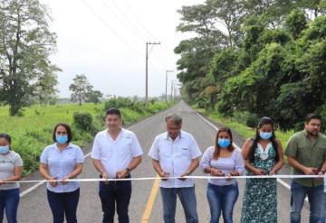 Presidente municipal de Comalcalco inaugura 2 obras de pavimentación