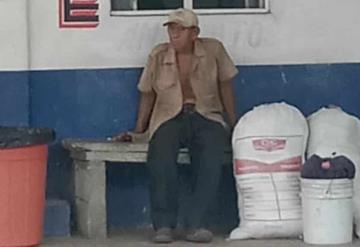 Persona de la tercera edad espera a su familiar desde hace 3 días en una parada de combis de Balancán