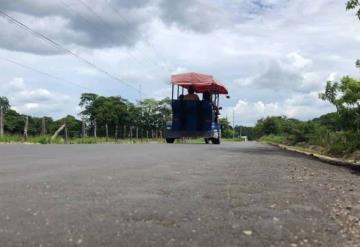 Gestionan recursos para rehabilitación de carretera y alumbrado público en Comalcalco