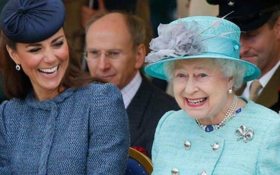 La reina Isabel II está preparando a Kate Middleton para su futuro papel de reina
