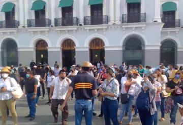 Maestros se manifiestan en plaza de armas para exigir incremento salarial acordado