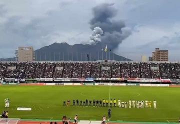 Video: Volcán hace erupción en pleno partido de fútbol