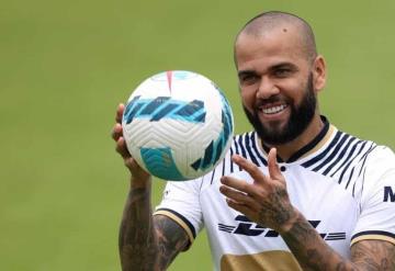 La pequeña condición que pidió Dani Alves a aficionados de Pumas para firmar autógrafos