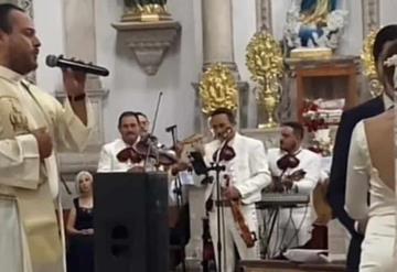 ¡Sorprendió a los novios! Sacerdote canta Mi razón de ser, de la Banda MS, durante boda