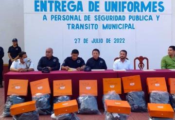 Alcalde de Jonuta realiza entrega de uniformes a policías y tránsitos