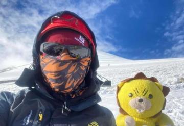 Maestro de Tamaulipas escala del Pico de Orizaba; lo dedica a niña con cáncer