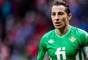 ¡Se calentó! Andrés Guardado mete jalón de cabello a rival en amistoso del Betis