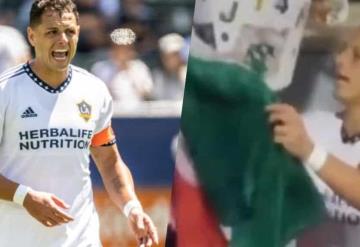 Chicharito Hernández rechaza firmar bandera de México y la tira; video causa polémica