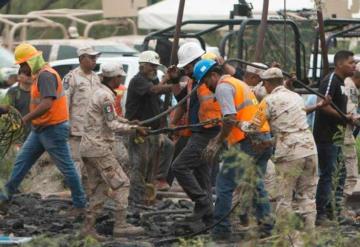 Mineros sobrevivientes al colapso del pozo no fueron rescatados; los expulsó el agua