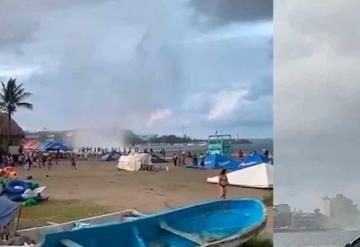 Tromba marina sorprende a bañistas en Playa de Veracruz