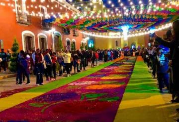 Huamantla pueblo mágico rompe récord Guinness por el tapete de aserrín más largo del mundo