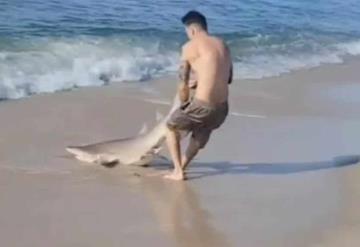 En NY, hombre lucha contra tiburón en una playa y es criticado en redes sociales