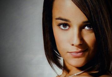 ¿Qué fue de Alizée, la fugaz estrella del pop francés?