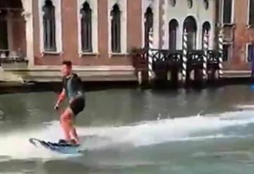 Turistas surfean en Canal de Venecia y reciben multa económica