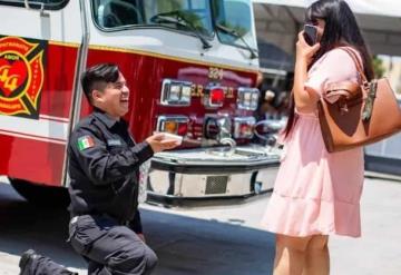 En su día, bombero pide matrimonio a su novia en Nuevo León