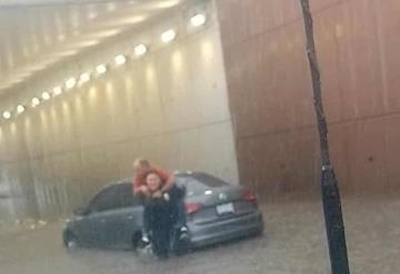 Policía salva a abuelito durante inundación