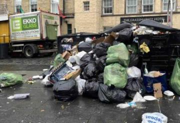 Trabajadores de limpieza en Escocia dejan basura en calles por huelga de salario