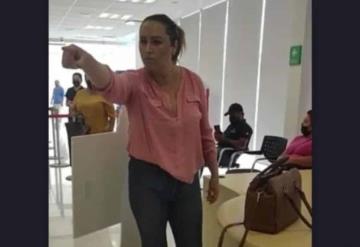 ¡Soy de la DEA, estúpida!: grita mujer en un banco, prepotencia pura