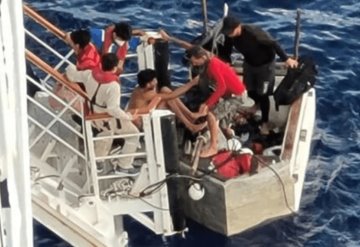 Migrantes cubanos flotando sobre un mueble son rescatados por crucero