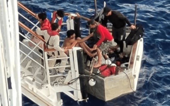 Migrantes cubanos flotando sobre un mueble son rescatados por crucero