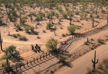 "Polleros" abandonan a dos bebés en el desierto fronterizo de Arizona