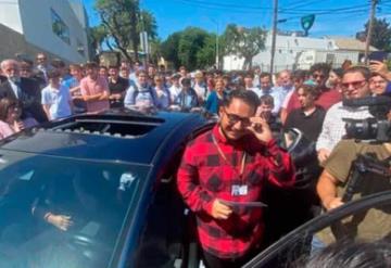 Alumnos regalan auto a su profesor de matemáticas en EU