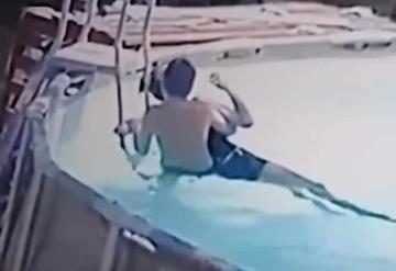 ¡Niño héroe! Salva a su mamá de morir ahogada tras convulsionar en piscina