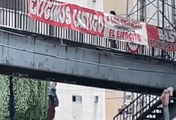 Activistas cuelgan muñecos simulando cuerpos; protestan contra desapariciones forzadas