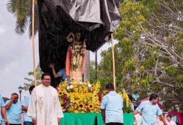 Con lluvia católicos pasean a San Joaquín al termino de la feria patronal