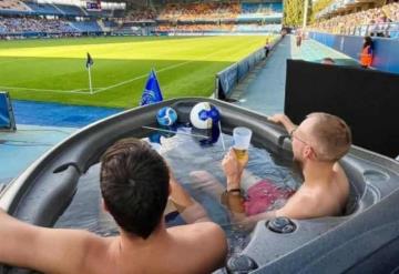 ¡Qué elegancia la de Francia! Un jacuzzi para ver el partido en pleno estadio