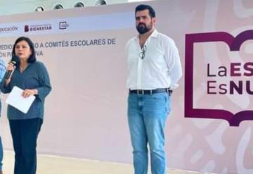 Realizan entrega de tarjetas del programa "La escuela es nuestra"