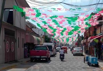 Colocan adornos en calles de Jonuta para festejar el mes patrio