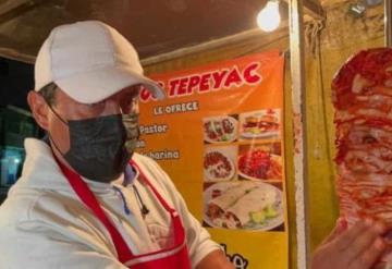 Taquero de Puebla con discapacidad visual se hace viral en las redes por su destreza con el cuchillo