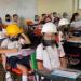 Ante posibles derrumbes en una primaria de Monterrey,  alumnos acuden con cascos