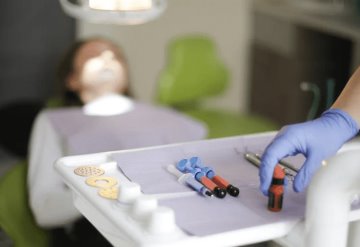 Condenan a dentista millonario que atendía pacientes con dientes sanos