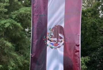 Colocan colores de Morena a bandera de México en Tepic; gobernador se disculpa