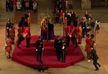 Guardia Real se desmaya mientras era velado el ataúd de la reina Isabel II