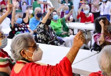 Abuelitos participan en los festejos patrios