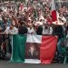 Simpatizantes de AMLO alteran bandera con su foto sobre el Escudo