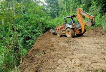 Retiran tierra de carretera Oxolotán-Buena Vista en Tacotalpa