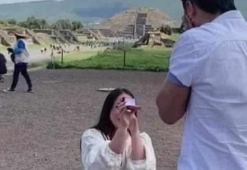 Mujer pide matrimonio a su novio en Teotihuacán; video genera discusión en redes