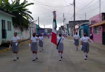 Alumnos participaron en el desfile de aniversario 212 de la Independencia de México