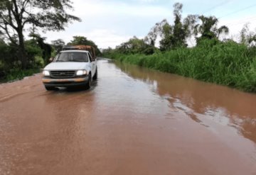 Se forma vado de agua sobre la carretera Jalapa-Villahermosa