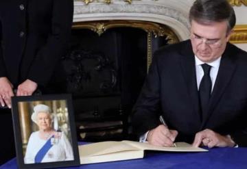 Ebrard firma un libro de condolencias tras el fallecimiento de la reina Isabel II