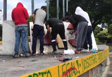 Prenden fuego al monumento a los 43 normalistas de Ayotzinapa en Guerrero