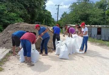 Colocan costales con arena en ejido Amatitán, el Usumacinta amenaza con desbordar en la vía rural 