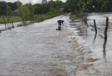 Usumacinta desborda vía rural R/A. Esperanza, no hay paso para vehículos pequeños