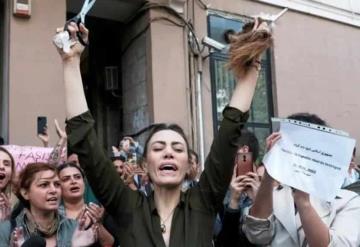 Mujeres iraníes queman sus velos y se cortan el pelo en protestas por la muerte de joven